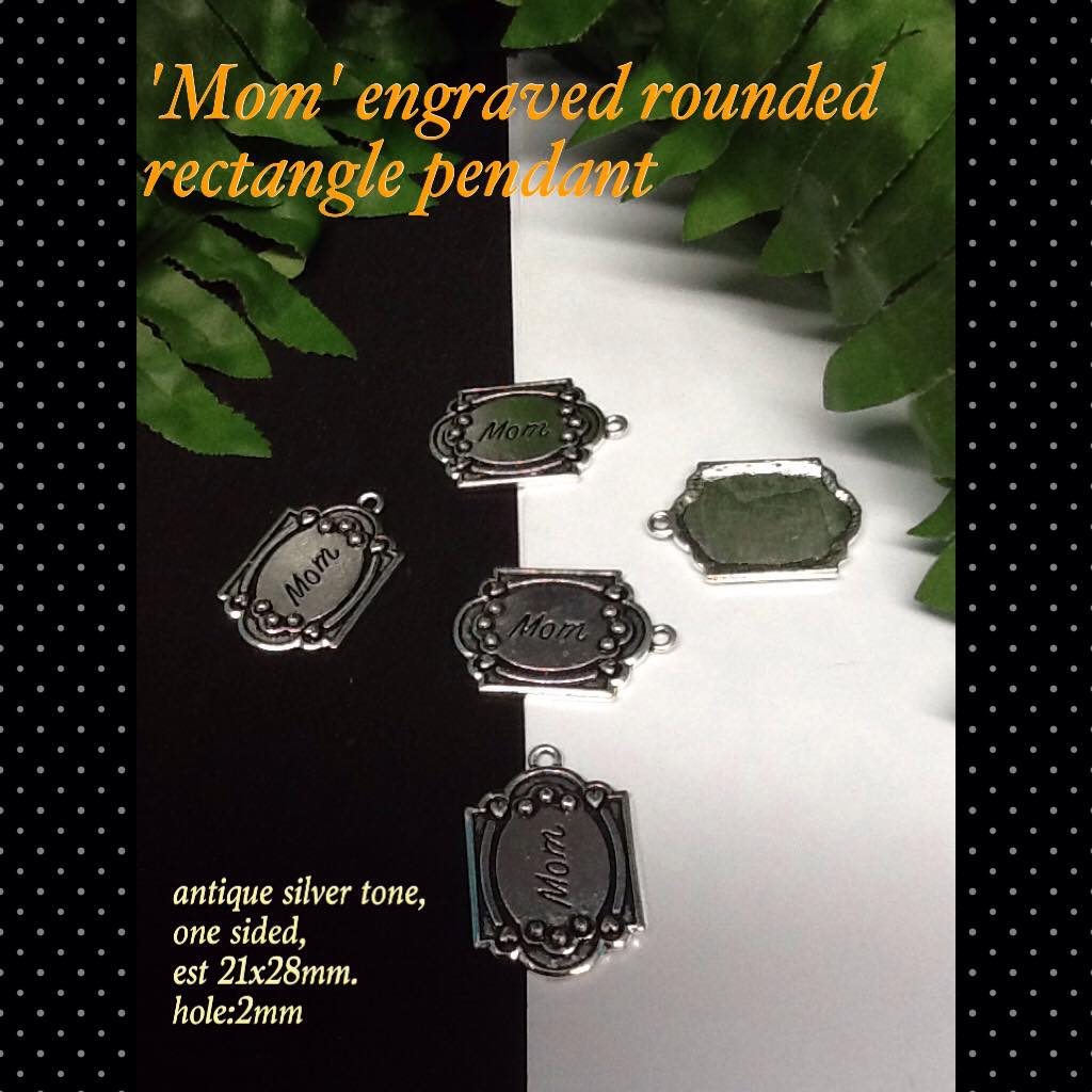 28mm 'MOM' engraved rounded rectangular pendant
